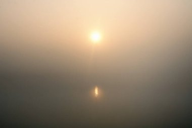 Sabah, sislerin arasından geçen güneş, rengin ve ışığın 2020 yılına ait olağandışı ve güzel etkilerini yaratır.