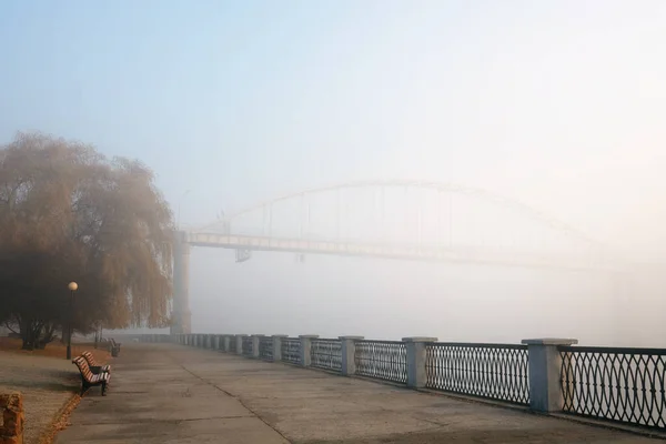 Gezellige Bankjes Een Stad Mistig Park Herfst Gomel Belarus 2020 — Stockfoto