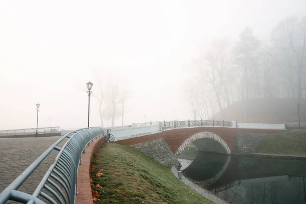 Ponte Nevoeiro Outono Gomel Bielorrússia 2020 — Fotografia de Stock