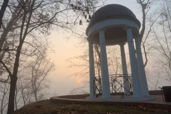 Pergola Bianca Nella Nebbia Autunno Gomel Bielorussia 2020 — Foto Stock