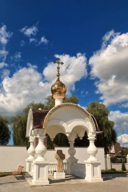 Turov, BELARUS - 21 Eylül 2014: Güzel yeni Ortodoks Kilisesi 2020