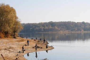 Gomel, BELARUS - 21 EYLÜL 2014: Erkekler yaz sabahı sinek oltasıyla nehirde balık tutuyor. Güzel sis. 2020