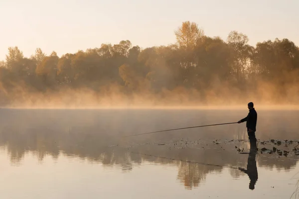 Mężczyźni Łowiący Ryby Rzece Latem Rano Piękna Mgła Rok 2020 — Zdjęcie stockowe