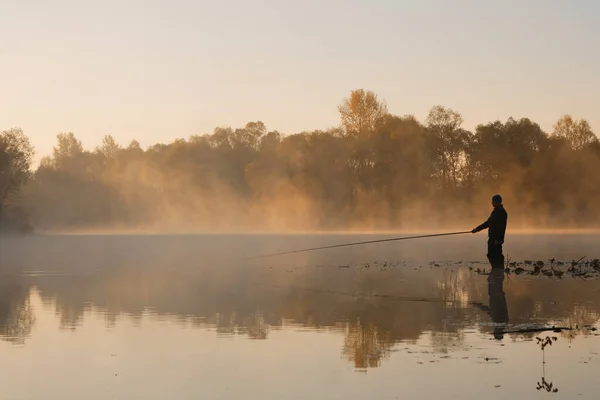 Hommes Pêchant Dans Rivière Avec Canne Mouche Pendant Matinée Été — Photo