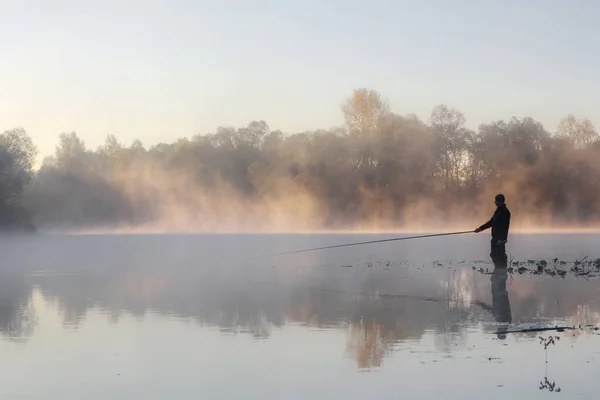 Homens Pescando Rio Com Vara Mosca Durante Manhã Verão Belo — Fotografia de Stock