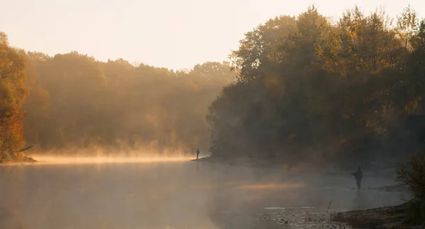 Mężczyźni Łowiący Ryby Rzece Latem Rano Piękna Mgła Rok 2020 — Zdjęcie stockowe