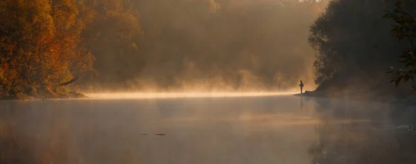 Mannen Vissen Rivier Met Vliegenhengel Tijdens Zomerochtend Mooie Mist 2020 — Stockfoto