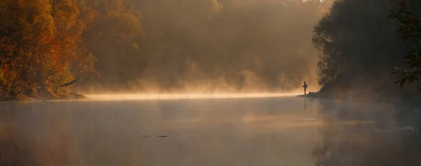 Hombres Pescando Río Con Varilla Mosca Durante Mañana Verano Hermosa — Foto de Stock