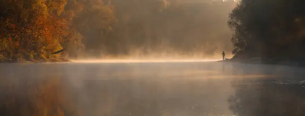 Mannen Vissen Rivier Met Vliegenhengel Tijdens Zomerochtend Mooie Mist 2020 — Stockfoto