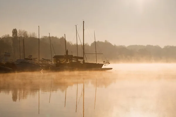 Lever Soleil Tôt Matin Navigation Sur Lac Dans Brouillard Énorme — Photo