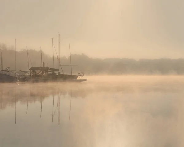 清晨日出 在湖面上的大雾中划船2024 — 图库照片