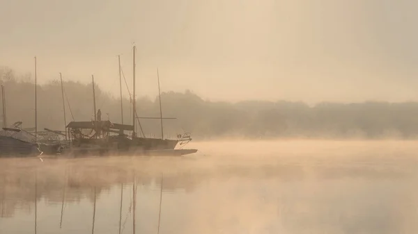 Рано Утром Рассвет Катание Лодке Озеру Огромном Тумане 2024 — стоковое фото
