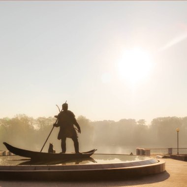 Belarus, Gomel, Gomel şehrinin antik sakinlerinin anıtı. Gomel şehri 2020.
