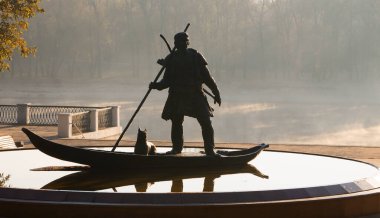 Belarus, Gomel, Gomel şehrinin antik sakinlerinin anıtı. Gomel şehri 2020.
