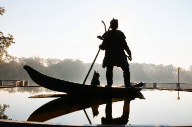 Belarus, Gomel, Gomel şehrinin antik sakinlerinin anıtı. Gomel şehri 2020.