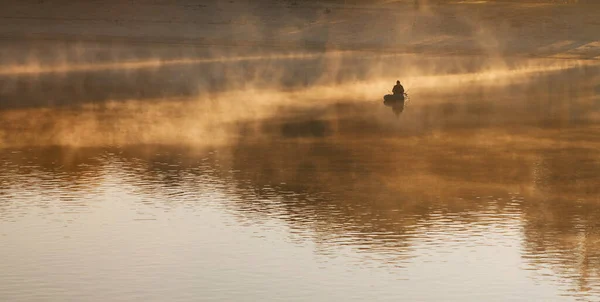 Homme Pêchant Sur Bateau Dans Lac Brumeux Mystique 2020 — Photo