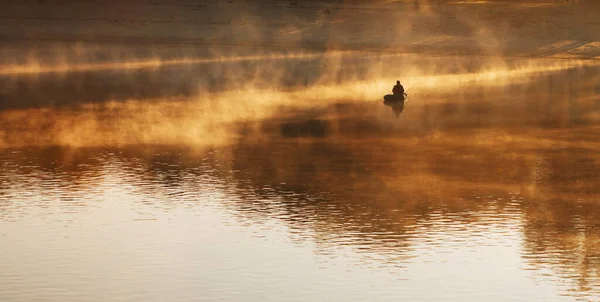 Homme Pêchant Sur Bateau Dans Lac Brumeux Mystique 2020 — Photo