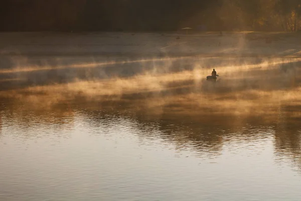 Hombre Pescando Barco Lago Niebla Mística 2020 — Foto de Stock