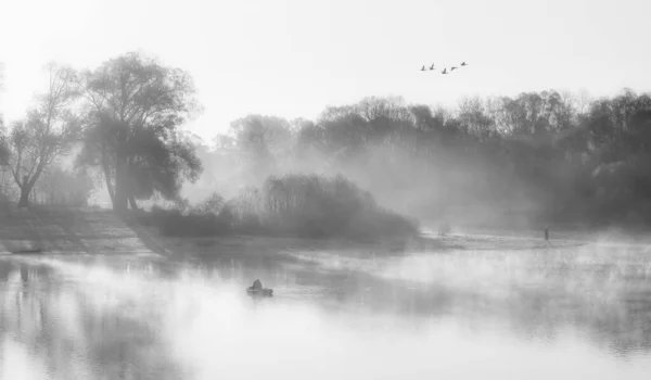 Hombre Pescando Barco Lago Niebla Mística 2020 — Foto de Stock