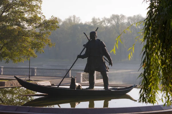 Belarus, Gomel, Gomel şehrinin antik sakinlerinin anıtı. Gomel şehri 2020.