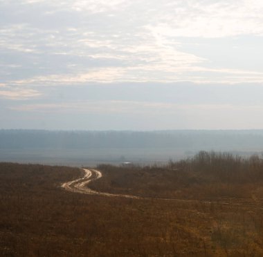Yol tarlada ve fırtınalı bulutlarda