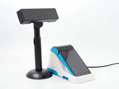 Elektronik skorbord ve taşınabilir yazar kasa beyaz arka planda GR kod tarayıcısı ile 2020