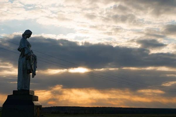 2020 Günbatımının Arka Planında Wwii Savaşçılarının Anıtı — Stok fotoğraf