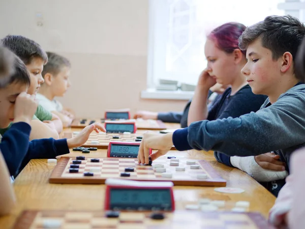 Gomel Belarus Σεπτεμβρίου 2020 Παιδιά Και Ενήλικες Παίζουν Ντάμα Στη — Φωτογραφία Αρχείου