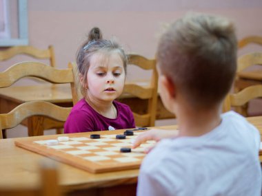 Gomel, BELARUS - 27 Eylül 2020: 2020 Taslak Kulübü 'nde çocuklar ve yetişkinler dama oynuyor