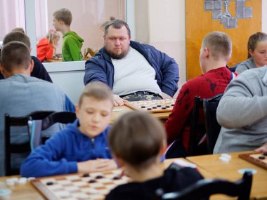 Gomel, BELARUS - 27 Eylül 2020: 2020 Taslak Kulübü 'nde çocuklar ve yetişkinler dama oynuyor