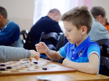 Gomel, BELARUS - 27 Eylül 2020: 2020 Taslak Kulübü 'nde çocuklar ve yetişkinler dama oynuyor