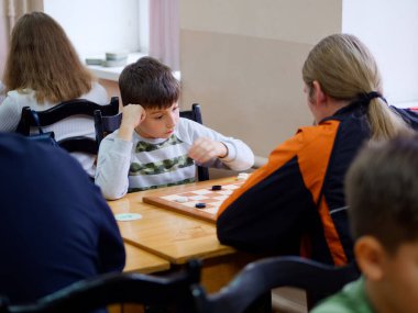 Gomel, BELARUS - 27 Eylül 2020: 2020 Taslak Kulübü 'nde çocuklar ve yetişkinler dama oynuyor