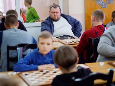 Gomel, BELARUS - 27 Eylül 2020: 2020 Taslak Kulübü 'nde çocuklar ve yetişkinler dama oynuyor