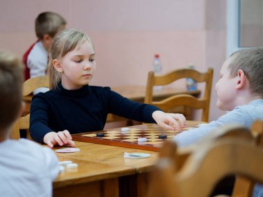 Gomel, BELARUS - 27 Eylül 2020: 2020 Taslak Kulübü 'nde çocuklar ve yetişkinler dama oynuyor