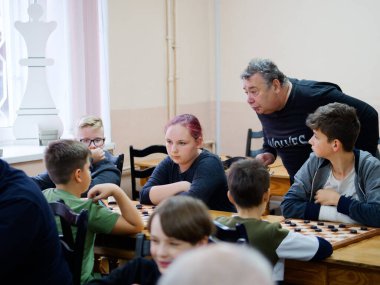 Gomel, BELARUS - 27 Eylül 2020: 2020 Taslak Kulübü 'nde çocuklar ve yetişkinler dama oynuyor