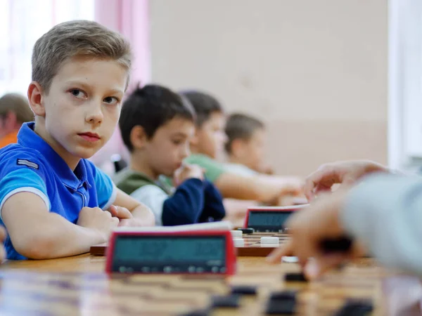 Gomel Belarus September 2020 Kinder Und Erwachsene Spielen Dame Drafts — Stockfoto