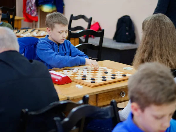 Gomel Belarus Září 2020 Děti Dospělí Hrají Dámu Draftovém Klubu — Stock fotografie