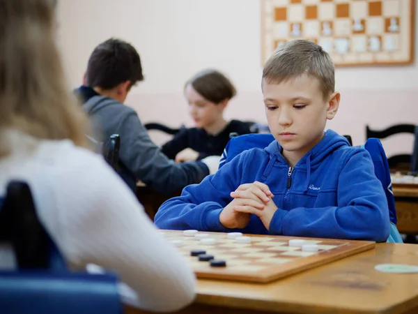 Gomel Belarus September 2020 Children Adults Play Checkers Drafts Club — Stock Photo, Image