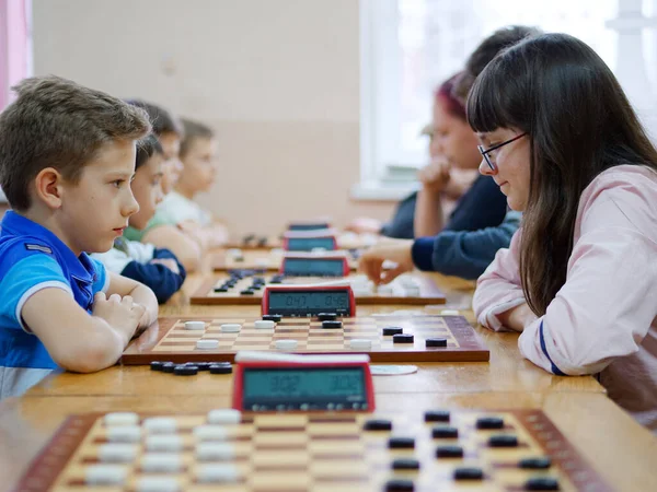Gomel Belarus September 2020 Children Adults Play Checkers Drafts Club — Stock Photo, Image