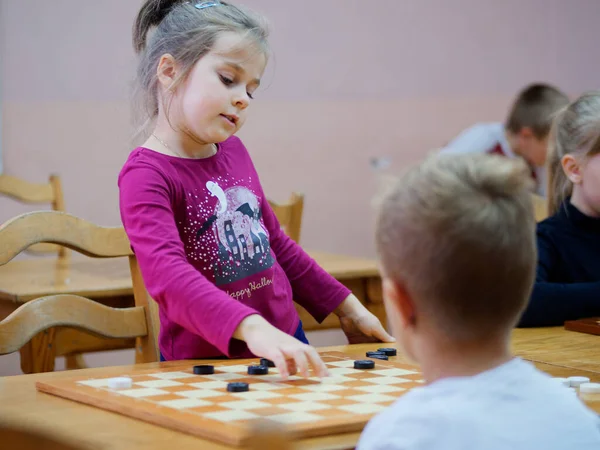 Gomel Belarus Setembro 2020 Crianças Adultos Jogam Damas Clube Rascunhos — Fotografia de Stock
