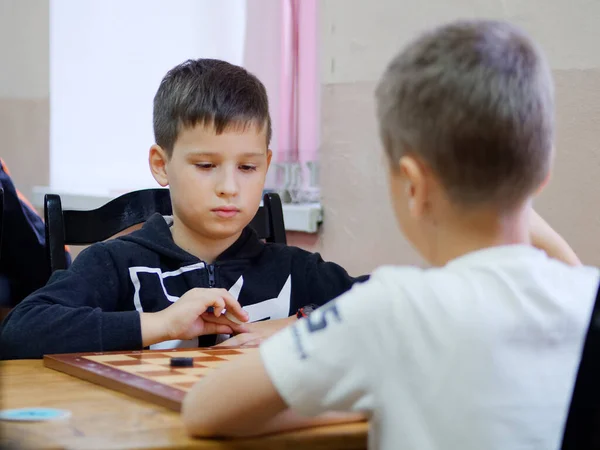 Гомель Белоруссия Сентября 2020 Года Дети Взрослые Играют Шашки Проекте — стоковое фото