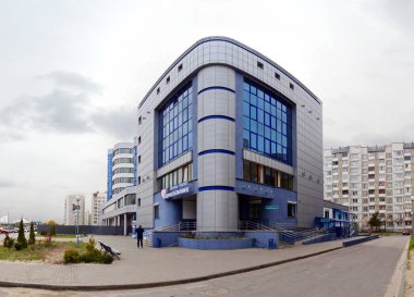 Gomel, BELARUS - 13 Nisan 2020: Mazurov Caddesi 2020 'de yeni bir çocuk kliniği inşa edilmesi