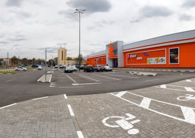 Gomel, BELARUS - 13 Nisan 2020: Korona 2020 büyük alışveriş merkezi inşaatı