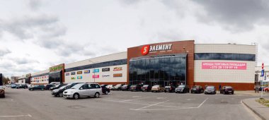 Gomel, BELARUS - 13 Nisan 2020: büyük bir alışveriş merkezi inşaatı Mandarin Plaza 2020