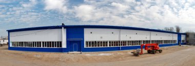 Gomel, BELARUS - 13 Nisan 2020: 2020 benzin istasyonunun altına büyük bir hangar inşa etmek