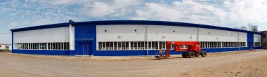Gomel, BELARUS - 13 Nisan 2020: 2020 benzin istasyonunun altına büyük bir hangar inşa etmek