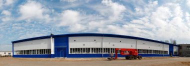 Gomel, BELARUS - 13 Nisan 2020: 2020 benzin istasyonunun altına büyük bir hangar inşa etmek