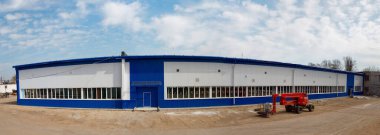 Gomel, BELARUS - 13 Nisan 2020: 2020 benzin istasyonunun altına büyük bir hangar inşa etmek