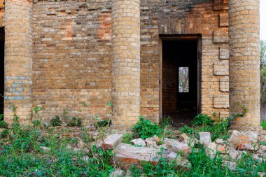 Eski bir tuğla binanın kalıntıları. Belarus 'un tarihi ve kültürel mirası. Kent Khoiniki Gomel bölgesi Borisovschanskaya malikanesi 2015