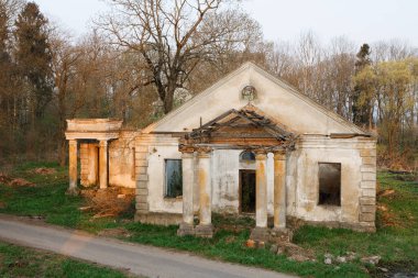 Eski bir tuğla binanın kalıntıları. Belarus 'un tarihi ve kültürel mirası. Kent Khoiniki Gomel bölgesi Borisovschanskaya malikanesi 2015